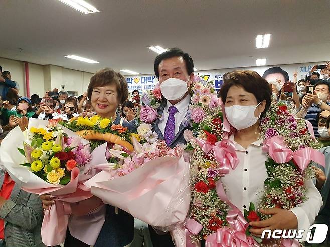 박홍률 무소속 전남 목포시장 후보 내외가 2일 오전 목포시 상동에 마련된 선거사무소에서 당선이 유력시되자 손혜원 전 의원(왼쪽)과 함께 기뻐하고 있다.(박홍률 후보 캠프 제공)2022.6.2/뉴스1