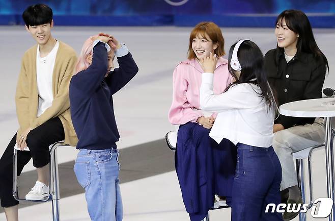 5일 서울 양천구 목동아이스링크에서 열린 '스케이팅 올스타 2022' 팬미팅에서 남자 쇼트트랙 곽윤기와 여자 쇼트트랙 이유빈이 BTS의 '다이너마이트'의 댄스를 선보이고 있다. 2022.6.5/뉴스1 © News1 김진환 기자