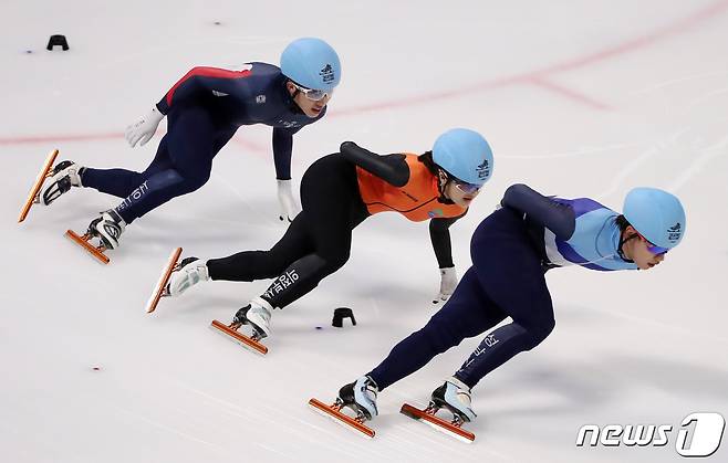 5일 서울 양천구 목동아이스링크에서 열린 '스케이팅 올스타 2022' 박지원 등 선수들이 1500m 꼬리잡기 이벤트 레이스를 펼치고 있다. 2022.6.5/뉴스1 © News1 김진환 기자