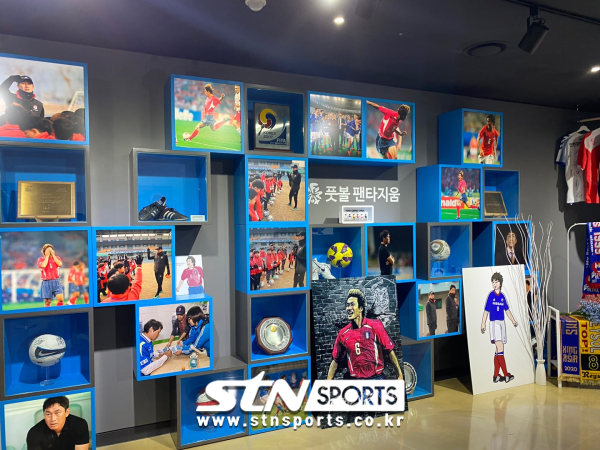 풋볼팬타지움에 마련된 유상철 감독 추모전. 사진｜최병진 기자