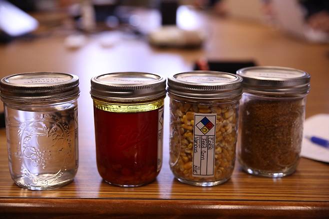 옥수수 알갱이와 옥수수에서 추출한 바이오 에탄올 등이 투명한 병에 담겨 있다. / 시카고=전준범 기자