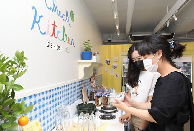 시시호시 팝업스토어에서 상품을 둘러보는 모습/사진=롯데쇼핑