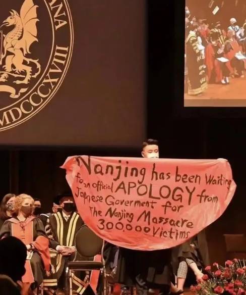 캐나다 달하우지대학 졸업식에 참석한 중국인 유학생이 난징대학살로 사망한 희생자에 대해 일본의 사과를 촉구하는 목소리를 냈다. / 웨이보