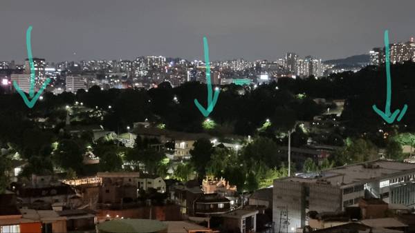 부군당에서 본 서울 야경, 왼쪽부터 대통령 집무실, 주한미군기지, 이태원 주택가 초입