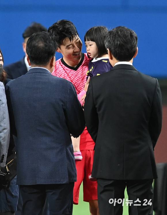 6일 오후 대전월드컵경기장에서 열린 대한민국과 칠레의 친선경기에서 대한민국이 2-0 승리를 거뒀다. 센추리 클럽(A매치 100경기 출전)에 가입한 손흥민이 조카들과 기념촬영을 하고 있다. [사진=김성진 기자]