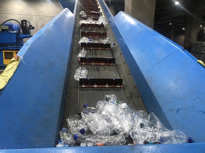 서울 강북재활용선별장에서 운영하고 있는 투명페트병 전용 압축시설. 사진 녹색연합
