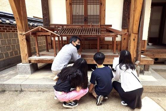 이승석(맨 왼쪽) 한옥문화원 연구원이 소중 학생기자단에게 한옥의 뼈대에 해당하는 목구조에 관해 설명했다.