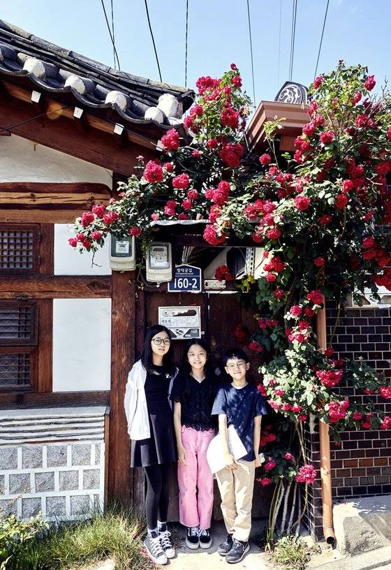 시간이 흐르며 한옥은 형태를 유지하되 현대적 편의시설을 더한 형태로 진화했다. 600년이 넘는 역사를 자랑하는 북촌에 지금도 수백 채의 기와집이 남아있는 이유다.