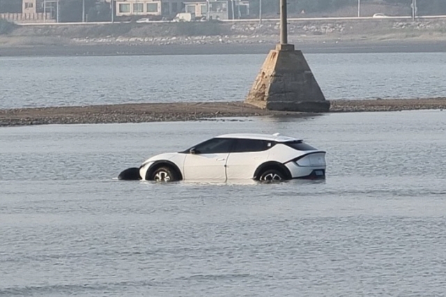 침수돼 빠져 나오지 못하고 있는 EV6. 온라인 커뮤니티 캡처