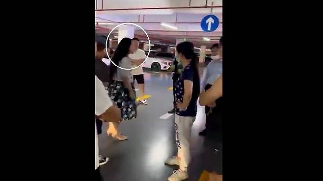 중국 선전시의 한 아파트 주차장에서 여성이 주차 문제로 남성과 언쟁을 하고 있다. (출처=웨이보)