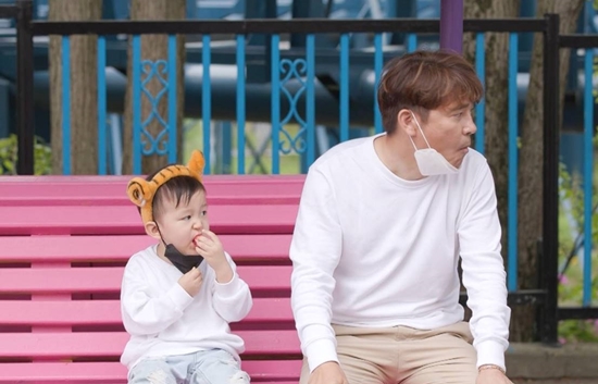 Singer Im Chang-jung will go on a five-brother parenting.On SBSs Same Bed, Different Dreams 2: You Are My Dest - You Are My Destiny (hereinafter referred to as Same Bed, Different Dreams 2: You Are My Dest), which airs on the 6th, Im Chang-jung is pictured looking for an amusement park with his five sons without his wife, Seo Ha-yan.Im Chang-jungs 6 Rich Amusement Park was finally concluded by presenting his first Parenting Liberation Day to his wife, Seo Haiyan.However, Im Chang-jung fell into Mengbong from the beginning because of the miscellaneous brothers scattered all over the place for a while.In particular, the youngest six-year-olds and four-year-olds of the parenting difficulty group picked up food that fell on the ground, searched the trash cans on the roadside, and stormed on the rides.The trouble of the unfinished children was echoed only by the song of Im Chang-jung in the amusement park.Im Chang-jung is interested in whether he can finish his first outing with Oh Hyung-jae safely.Marriage After celebrating his first day of freedom in six years, Seo Ha-yan attempted an extraordinary deviation and focused his attention on Studios.After a brilliant transformation, Seo Haiyan does not even meet an unexpected person in a questionable place, so he performs shocking performance (?) and turns Studios over.The MCs who watched this are the back door that they could not hide their surprise, saying, It is like an exorcist. The departure of West White, which no one expected, will be released on the air.On the other hand, Jang Su won, who joined the ranks of Disruption, will appear as You Are My Destiny special MC and release his love story with his wife for the first time.Jang Su won gathered a topic with a surprise marriage with a stylist wife who was one year old last November.Jang Su won is more curious because he said that he had been rejected by his wife at the first meeting and that he had revealed his first meeting with his wife and marriage for seven months.Same Bed, Different Dreams 2: You Are My Dest airs at 11:10 p.m. on the 6th.Photo: SBSSame Bed, Different Dreams 2: You Are My Dest - You Are My Destiny