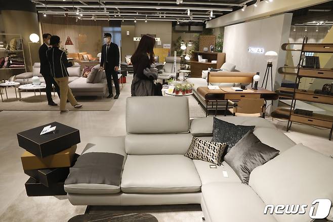 서울 한샘디자인파크 마포점에서 고객들이 매장을 둘러보고 있다. 2021.12.9/뉴스1 © News1 박세연 기자