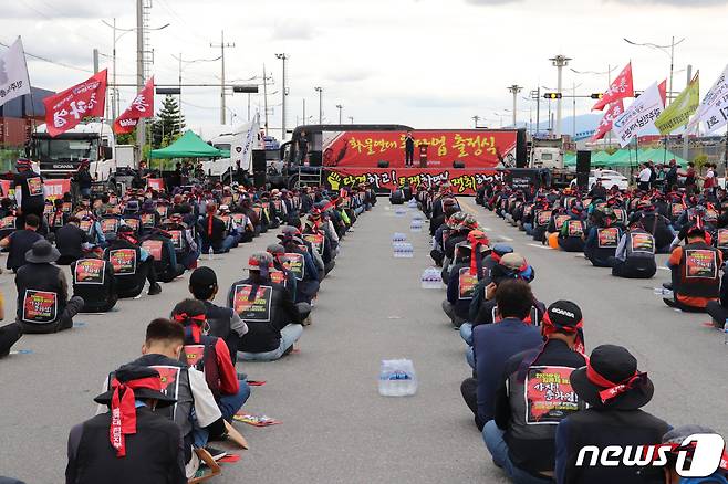 전국민주노동조합연맹 공공운수노조 화물연대 전남본부는 7일 전남 광양항에서 광양·여수지역 등 노조원 1500여명이 참석한 가운데 '안전운임 일몰제 폐지' 등을 촉구하는 출정식을 갖고 총파업을 하고 있다.(여수광양항만공사 제공)2022.6.7/뉴스1 © News1 김동수 기자