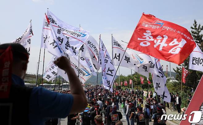 화물연대가 무기한 총파업에 돌입한 7일 부산시 강서구 부산신항 앞 삼거리에서 열린 '화물연대 총파업 출정식'에서 화물차량 노동자들이 구호를 외치고 있다. 2022.6.7/뉴스1 © News1 김영훈 기자