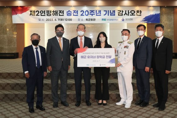 허창수 전국경제인연합회 회장이 7일 육군회관에서 열린 '제2연평해전 승전 20주년 기념행사'에 참석해 고 조천형 상사의 딸 조시은씨에게 장학금을 전달한 뒤 기념촬영하고 있다. 왼쪽부터 권태신 전경련 부회장, 권성동 국민의힘 원내대표, 허 회장, 조시은씨, 이종호 해군참모총장, 김성준 국방부 인사복지실장, 김판규 해군장학재단 이사장 전경련 제공