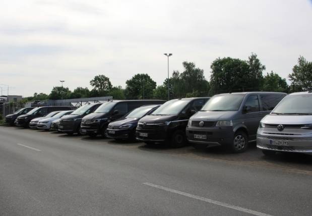 하노버 공장 초입에 주차되어 있는 폭스바겐 상용차 모습. 사진=김정희 기자