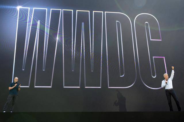 팀 쿡(왼쪽) 애플 최고경영자가 6일(현지시간) 미국 캘리포니아주 쿠퍼티노에서 열린 '2022 애플 세계 개발자 회의(WWDC)' 무대에서 크레이그 페더리기 애플 소프트웨어 엔지니어링 담당 수석 부사장이 발언하자 박수를 치고 있다. 연합뉴스 제공