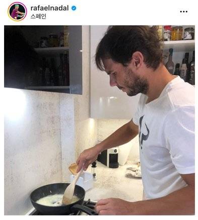 직접 요리하는 나달. [사진 라파엘 나달 인스타그램]