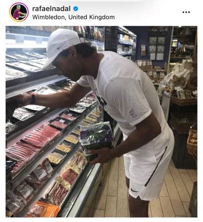 수퍼마켓에서 채소 등 음식 재료를 꼼꼼하게 살피는 나달. [사진 라파엘 나달 인스타그램]