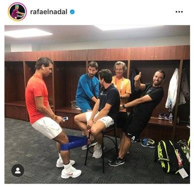 라커룸에서 동료의 도움을 받아 고무 밴드 스트레칭 하는 나달(왼쪽). [사진 라파엘 나달 인스타그램]