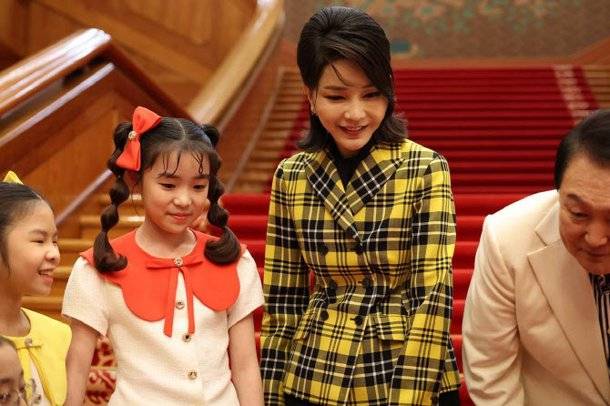 지난달 22일 KBS '열린음악회'에 출연한 윤석열 대통령 부인 김건희 여사. 강신업 변호사 페이스북 캡처.