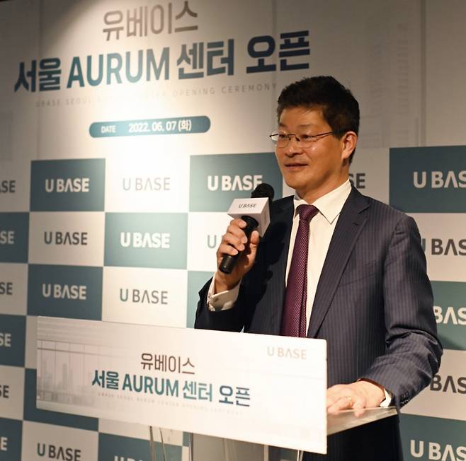 송기홍 유베이스 대표가 서울 아우름 센터 개소식에서 기자들과 만났다./사진=유베이스