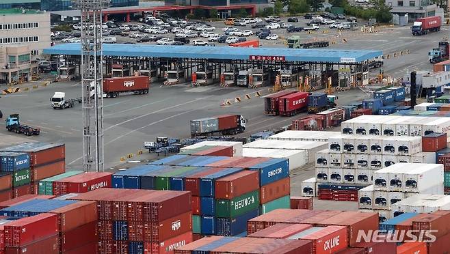 [부산=뉴시스] 하경민 기자 = 민주노총 공공운수노조 화물연대본부 총파업을 하루 앞둔 6일 부산 남구 신선대부두 출입구에서 컨테이너 운반 차량들이 잇달아 운행하고 있다. 2022.06.06. yulnetphoto@newsis.com