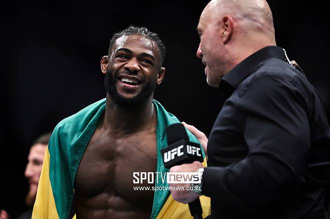 ▲ 알저메인 스털링은 많은 사람들의 예상을 뒤엎고 페트르 얀에게 승리해 타이틀을 지켰다.