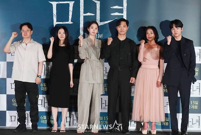 박훈정 감독, 배우 신시아, 서은수, 진구, 조민수, 성유빈이 7일 오후 서울 CGV 용산아이파크몰에서 진행된 영화 '마녀2'(감독 박훈정) 언론시사회에 참석해 포즈를 취하고  있다.  초토화된 비밀연구소에서 홀로 살아남아 세상 밖으로 나오게 된 소녀 앞에 각기 다른 목적으로 그를 쫓는 세력들이 모여들면서 벌어지는 일을 그린 액션 영화 '마녀 2'는 오는 15일 개봉한다. /2022.06.07 /사진=이동훈 기자 photoguy@