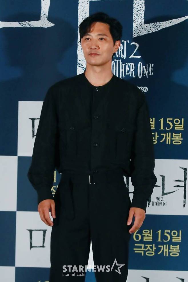 배우 진구가 7일 오후 서울 CGV 용산아이파크몰에서 진행된 영화 '마녀2'(감독 박훈정) 언론시사회에 참석해 포즈를 취하고  있다.  초토화된 비밀연구소에서 홀로 살아남아 세상 밖으로 나오게 된 소녀 앞에 각기 다른 목적으로 그를 쫓는 세력들이 모여들면서 벌어지는 일을 그린 액션 영화 '마녀 2'는 오는 15일 개봉한다. /2022.06.07 /사진=이동훈 기자 photoguy@