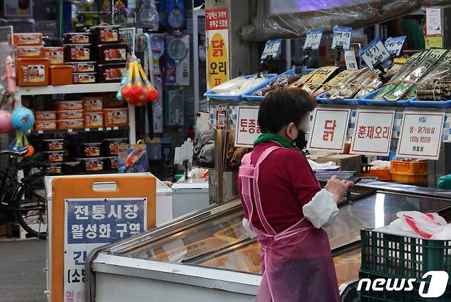 서울 마포구 월드컵시장에서 상인이 잠시 쉬고 있다. 2022.5.11/뉴스1 © News1 조태형 기자