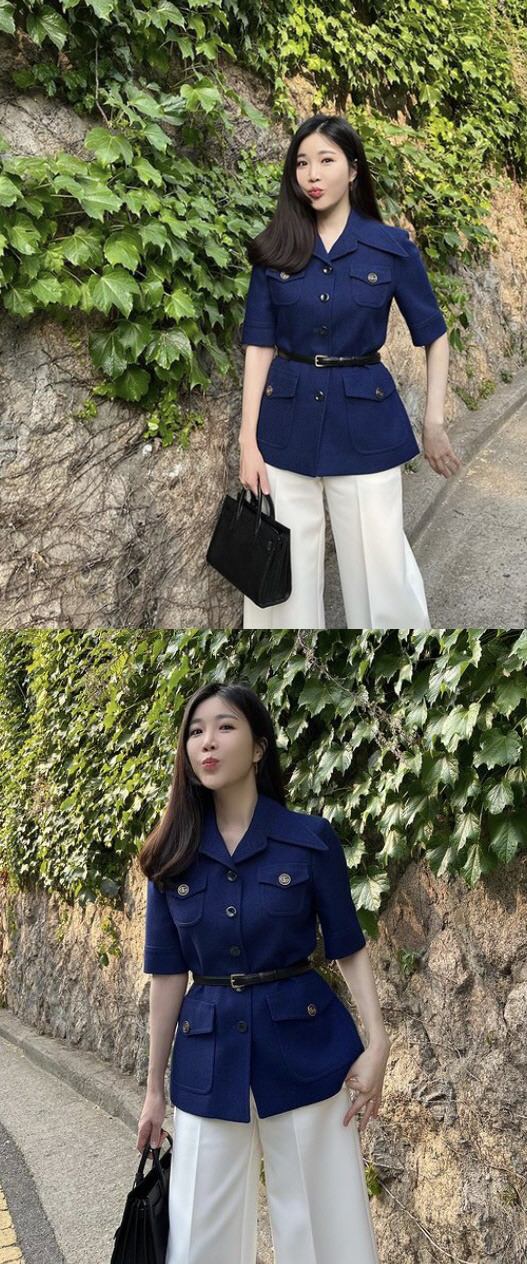 Group Davichi Lee Hae-ri reported on the latest news.On the 8th, Lee Hae-ri released his article The day to eat delicious things ~ Lulu ~ and several photos on his instagram.Lee Hae-ri, pictured in the photo, is dressed in neat clothes and shows off her charm, especially in a charming pose, which attracts attention.Meanwhile, Lee Hae-ri marries a non-entertainment man in July, when Davichi released her new mini-album, Season Note, last month.