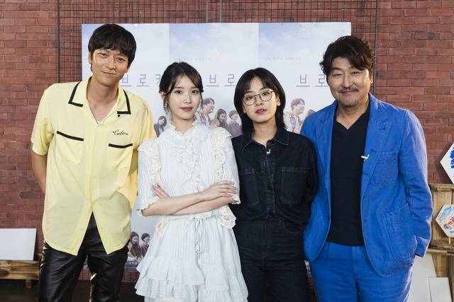 강동원 이지은(아이유) 이주영 송강호(왼쪽부터)가 7일 아이유의 유튜브 채널에 게재된 '아이유의 팔레트' 13회에 출연해 기념촬영을 하고 있다. /아이유 유튜브 채널 제공