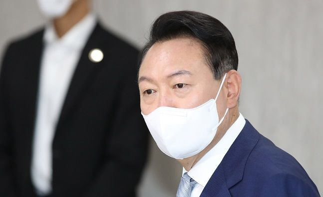 윤석열 대통령이 7일 서울 용산 대통령실 청사로 출근하며 취재진 질문에 답변하고 있다. ⓒ뉴시스