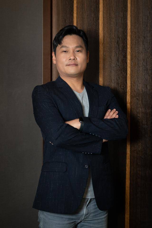 감독 데뷔작인 영화 '범죄도시2'로 1,000만 흥행 기록 달성이 확실시되는 이상용 감독은 "아직도 흥행 수치가 너무 비현실적으로 느껴진다"며 웃었다. ABO엔터테인먼트