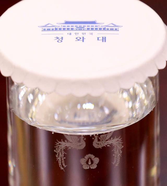 2일 오후 청와대 여민관에서 열린 수석·보좌관회의장에 놓인 물잔에 청와대의 로고가 비치고 있다. 청와대사진기자단