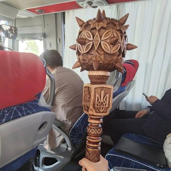 이준석 국민의힘 대표는 자신의 페이스북에 우크라이나 의원들로부터 받은 선물이라며 '불리바'라는 철퇴 사진을 올렸다. [이 대표 페이스북 캡처]