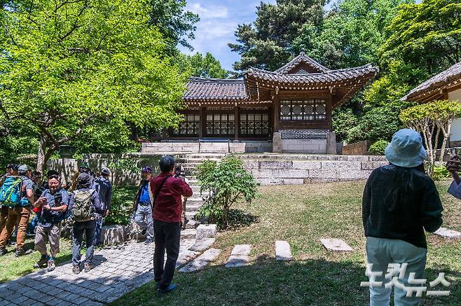 제20대 윤석열 대통령의 취임일인 10일 오후 서울 종로구 청와대 개방 행사에 참가한 시민들이 청와대 경내 문화유산인 침류각을 둘러보고 있다. 인수위사진기자단