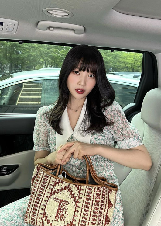 Group Red Velvet Joy showed off her dazzling beautyJoy posted a picture on his SNS on the 8th with an article entitled Retirement.Joy is smiling happily in the car in a floral dress, which makes her look admirable by the beauty of the water-up Joy, whose charm stands out.Joys group Red Velvet recently made a comeback with Feel My Rhythm to show off his music activities.