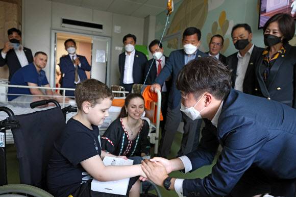 키이우 어린이병원 방문한 이준석 대표 - 우크라이나를 방문한 국민의힘 이준석 대표가 6일 우크라이나 키이우 어린이병원을 방문, 어린이에게 삼성 갤럭시탭을 선물하고 있다. 2022.6.8  국민의힘 제공