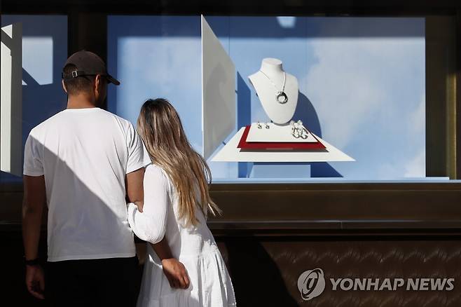 미국 캘리포니아주 베벌리힐스의 명품 상점 진열창을 바라보는 시민들 [EPA 연합뉴스 자료사진. 재판매 및 DB 금지]