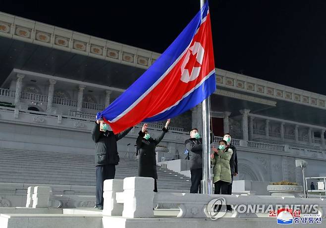 평양 김일성광장에서 올해 새해 맞아 인공기 게양 (평양 조선중앙통신=연합뉴스) 북한은 지난달 31일 오후 11시부터 평양 김일성광장에서 '2022 신년 경축공연'을 열었다고 조선중앙통신이 올해 1월 1일 보도했다. 광장의 시계가 새해로 넘어가는 12시를 가리킨 직후 인공기 게양식이 진행됐다.  
    [국내에서만 사용가능. 재배포 금지. For Use Only in the Republic of Korea. No Redistribution]
