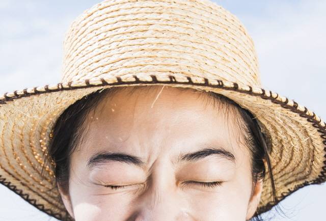 선크림 속 일부 성분은 눈 시림, 통증을 유발할 수 있다./사진=클립아트코리아