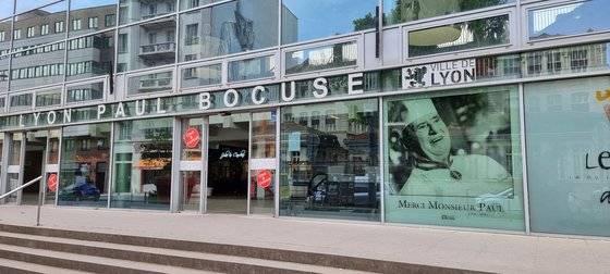 프랑스 미식도시 리옹에 미슐랭 3스타 셰프 폴 보퀴즈의 이름을 본따 조성한 폴 보퀴즈 마켓. 리옹과 인근 지역에서 생산한 신선하고 품질 좋은 음식 재료를 판다. 이를 활용한 식사도 가능하다.