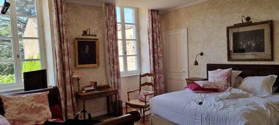 프랑스 론 지방 그리냥에 있는 '클레르 드 라 플륌' 호텔. 20세기와 21세기가 공존하는 고즈넉한 호텔이다. 창밖으로 중세 성과 유기농 정원이 보인다.