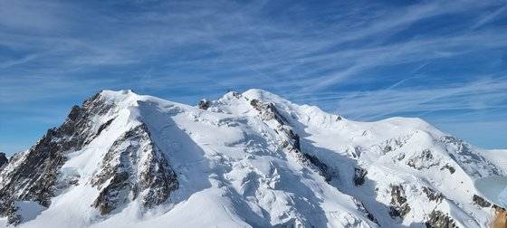 프랑스 샤모니몽블랑의 에귀뒤미디 전망대에서 바라본 몽블랑(가운데 동그란 봉오리).