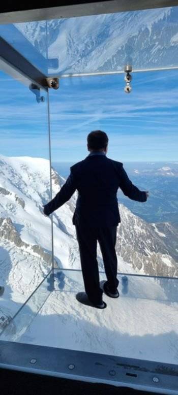 프랑스 샤모니몽블랑 에귀뒤미디 전망대의 사방과 상하가 유리로 된 전망틀. 아찔함과 자연의 장엄함을 동시에 느낄 수 있다. 동시에 올라가는 인원이 제한되며, 신발도 전망대가 제공한 미끄럼 방지용 실내화를 신어야 한다.