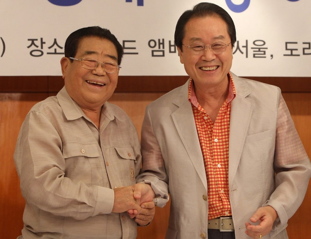 고 송해(왼쪽)와 이상벽이 2011년 8월 '나팔꽃 인생 60년 송해 빅쇼' 기자회견에서 함께 포토타임을 갖고 있다. 연합뉴스