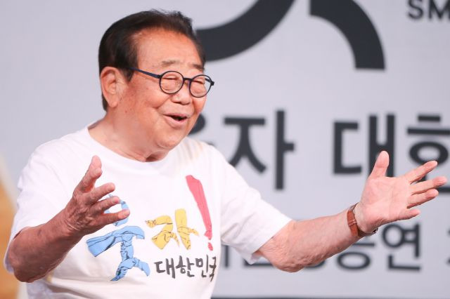 현역 최고령 MC인 방송인 송해가 지난 8일 별세했다. 향년 95세. 경찰과 의료계에 따르면 송씨는 이날 자택에서 세상을 떠났다.     사진은 지난 2015년 9월 10일 서울 마포구 도화동 서울가든호텔에서 열린 '웃자 대한민국' 송해헌정공연 기자회견에서 환하게 웃고 있는 모습. 연합뉴스