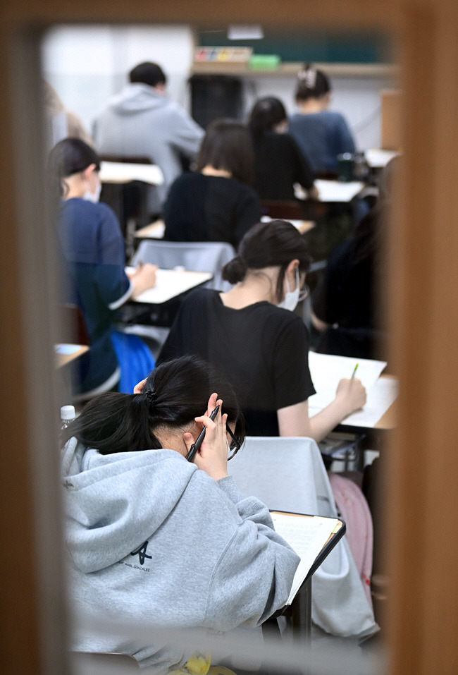 ‘N수생’ 역대 최다 : 2023학년도 대학수학능력시험을 준비 중인 N수생들이 9일 오전 서울 마포구 종로학원 본원에서 6월 수능 모의평가 시험을 보고 있다. 한국교육과정평가원에 따르면 이번 모의평가에 응시한 졸업생 비율은 16.1%로 역대 최고치를 기록했다. 윤성호 기자